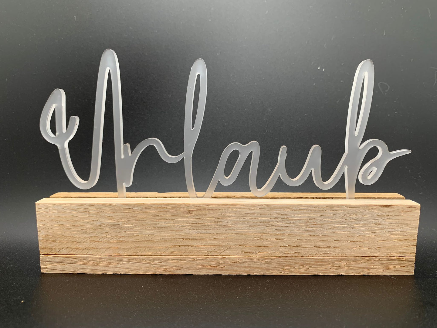 Eleganter Easy-Sticks Acryl Aufsteller "Urlaub" auf Holzsockel, perfekt für kreative Deko-Ideen und Geschenke.