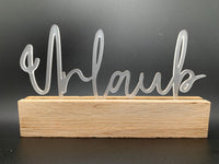 Eleganter Easy-Sticks Acryl Aufsteller "Urlaub" auf Holzsockel, perfekt für kreative Deko-Ideen und Geschenke.