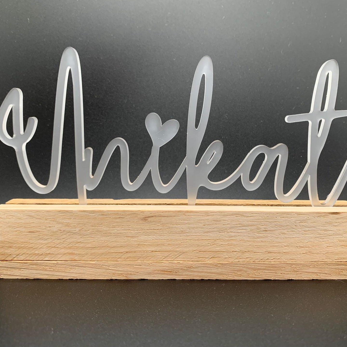 Eleganter Acryl Aufsteller "Unikat" von Easy-Sticks auf einer Holzbasis, ideal für die Dekoration im Zuhause oder als Geschenkidee.