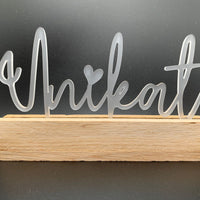 Eleganter Acryl Aufsteller "Unikat" von Easy-Sticks auf einer Holzbasis, ideal für die Dekoration im Zuhause oder als Geschenkidee.
