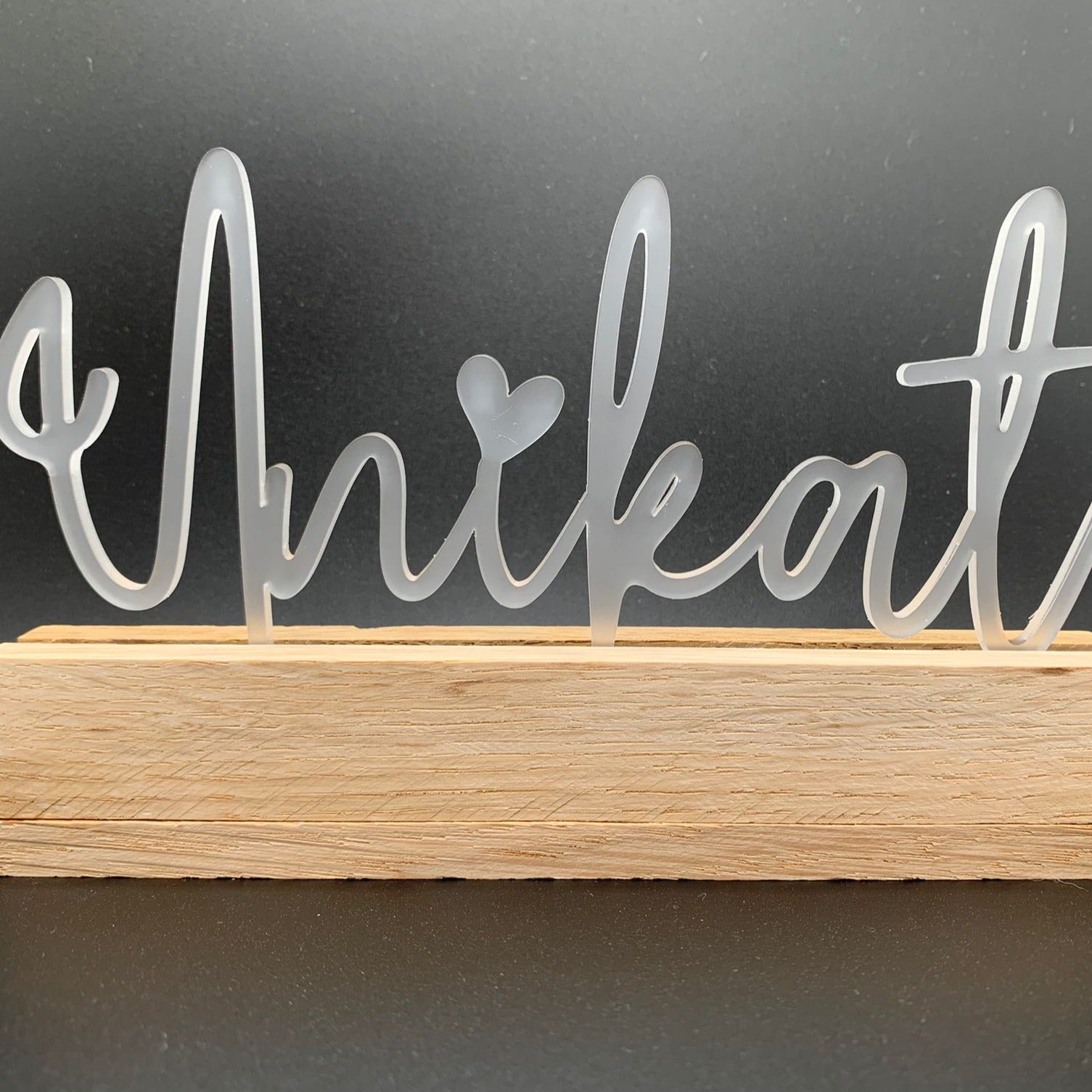 Eleganter Acryl Aufsteller "Unikat" von Easy-Sticks auf einer Holzbasis, ideal für die Dekoration im Zuhause oder als Geschenkidee.