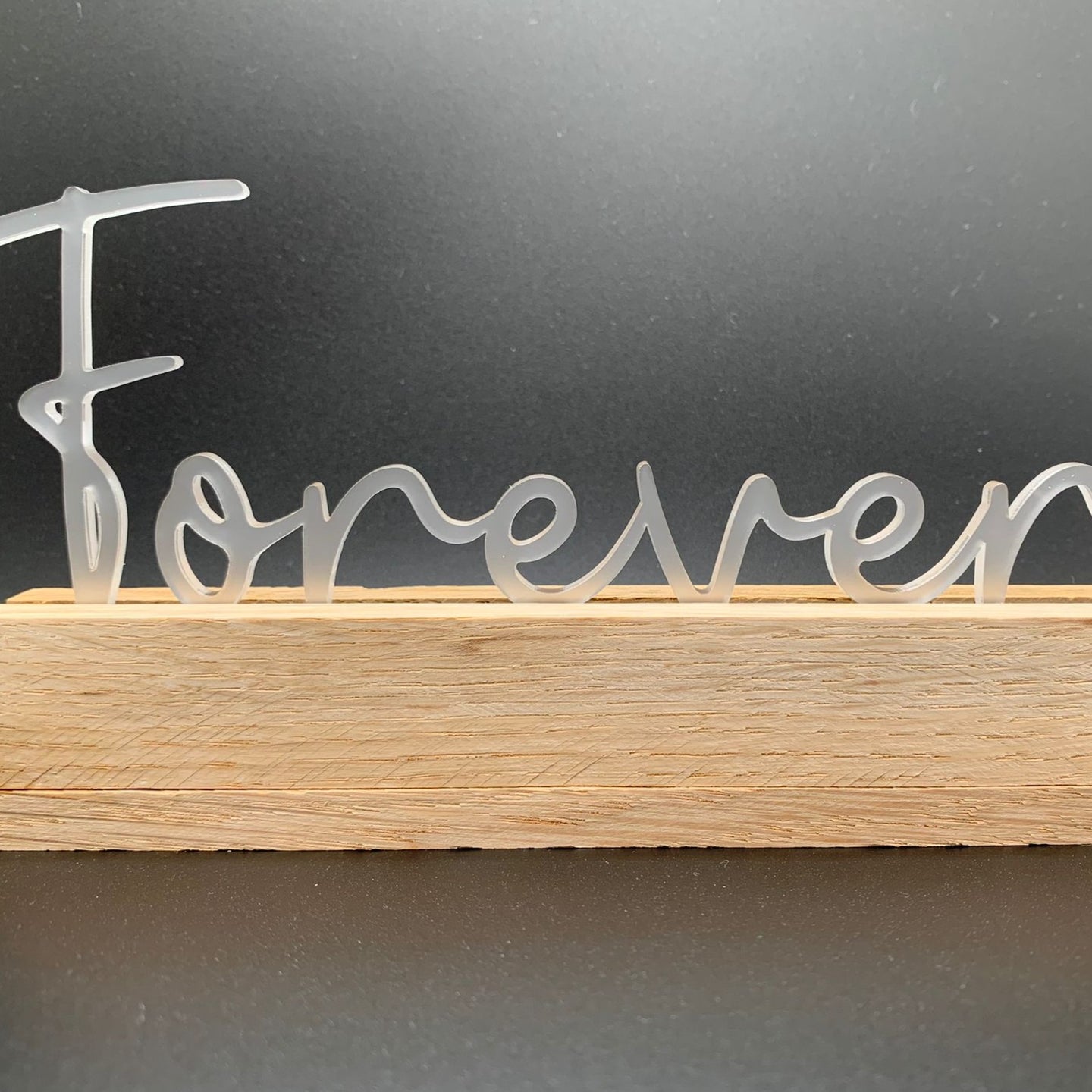 Stilvoller Easy-Sticks Acryl Aufsteller mit dem Schriftzug "Forever", ideal für dekorative Kartenhalter und als Geschenke von Easy-Sticks.