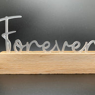 Stilvoller Easy-Sticks Acryl Aufsteller mit dem Schriftzug "Forever", ideal für dekorative Kartenhalter und als Geschenke von Easy-Sticks.