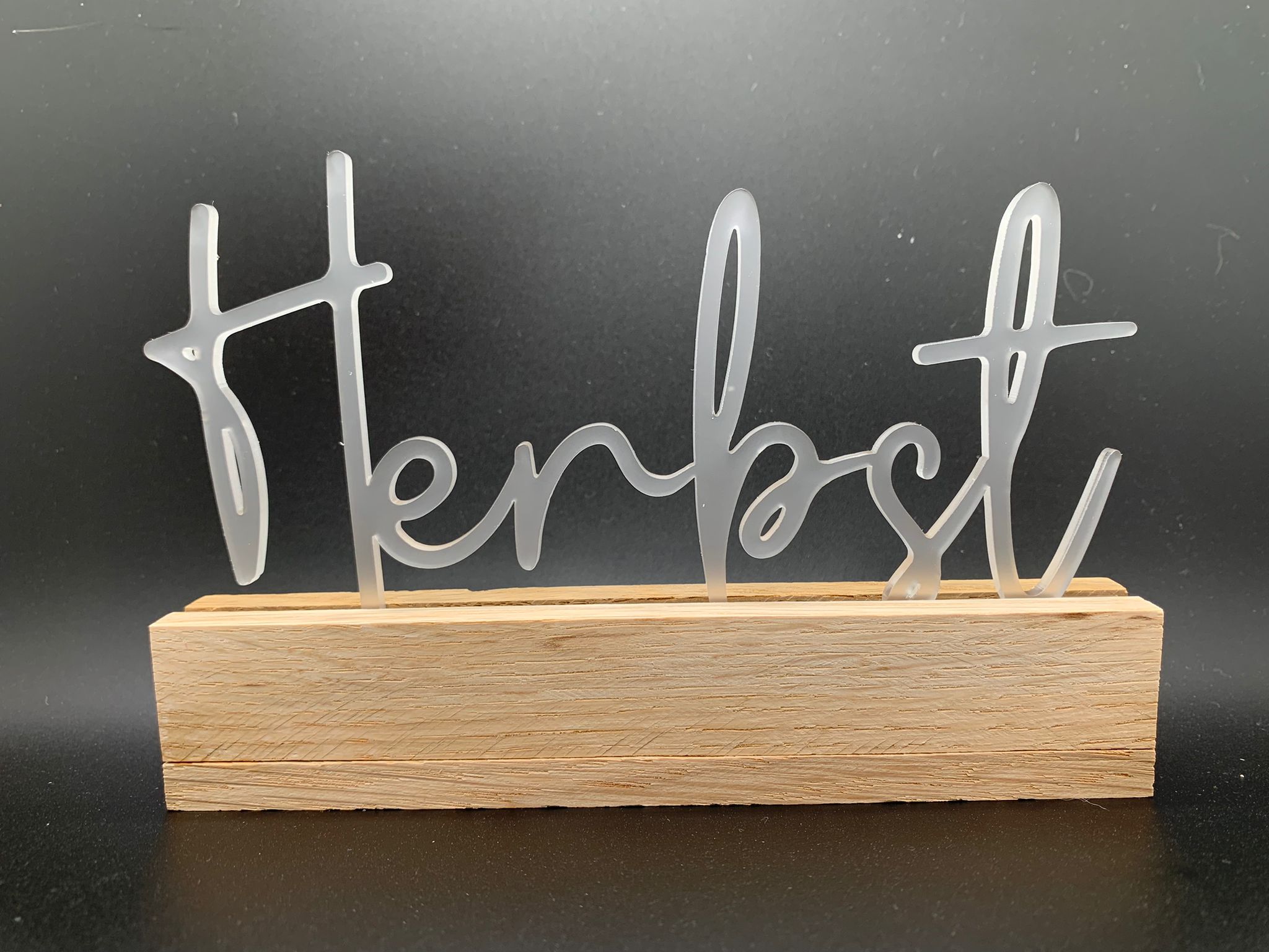 Eleganter Acryl Aufsteller "Herbst" von Easy-Sticks, stilvoll designter Schriftzug auf Holzsockel, ideal für Herbstdekoration und als Geschenk.
