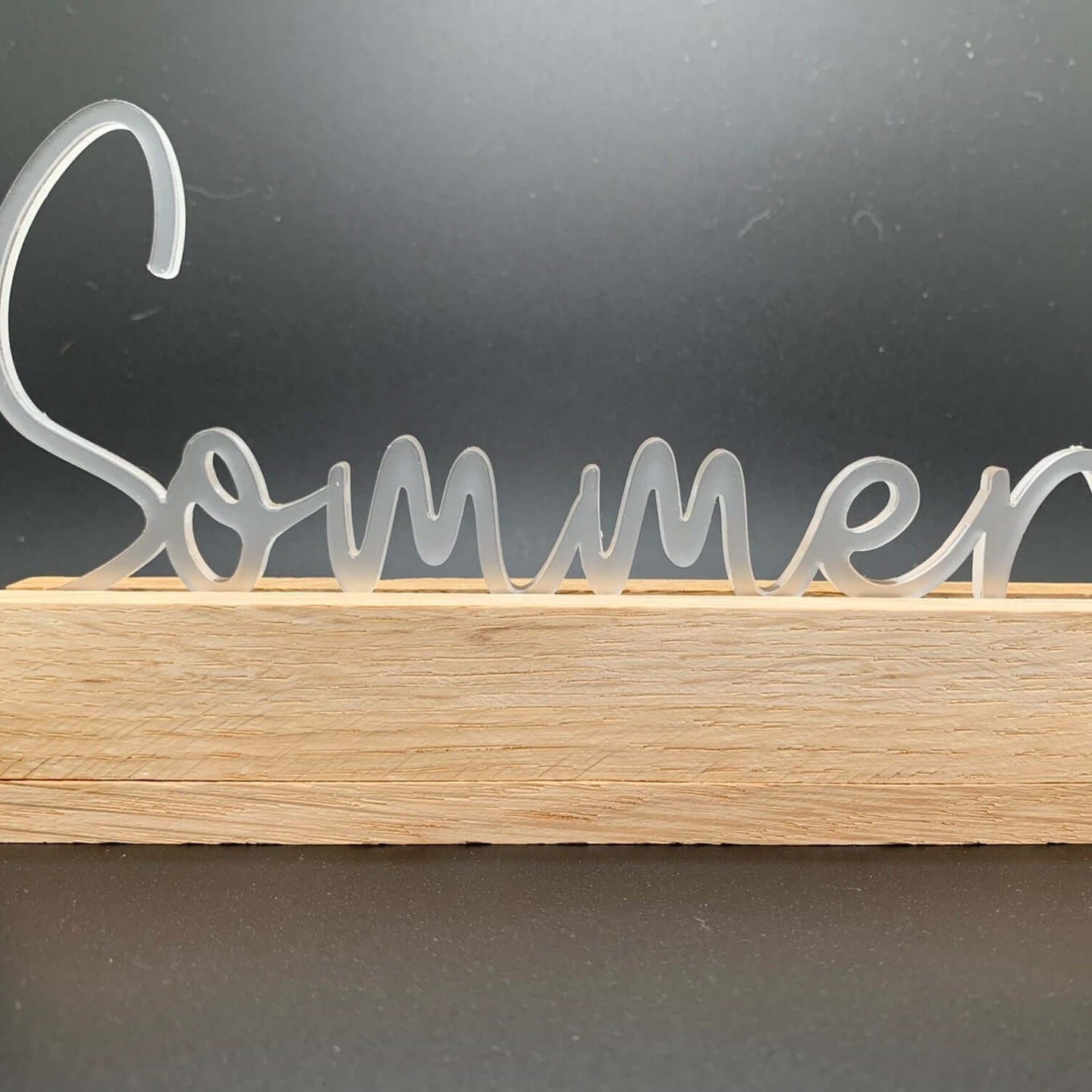 Eleganter Easy-Sticks Acryl Aufsteller mit dem Schriftzug 'Sommer' auf einem Holzsockel, perfekt als Dekoration für die Sommerzeit.