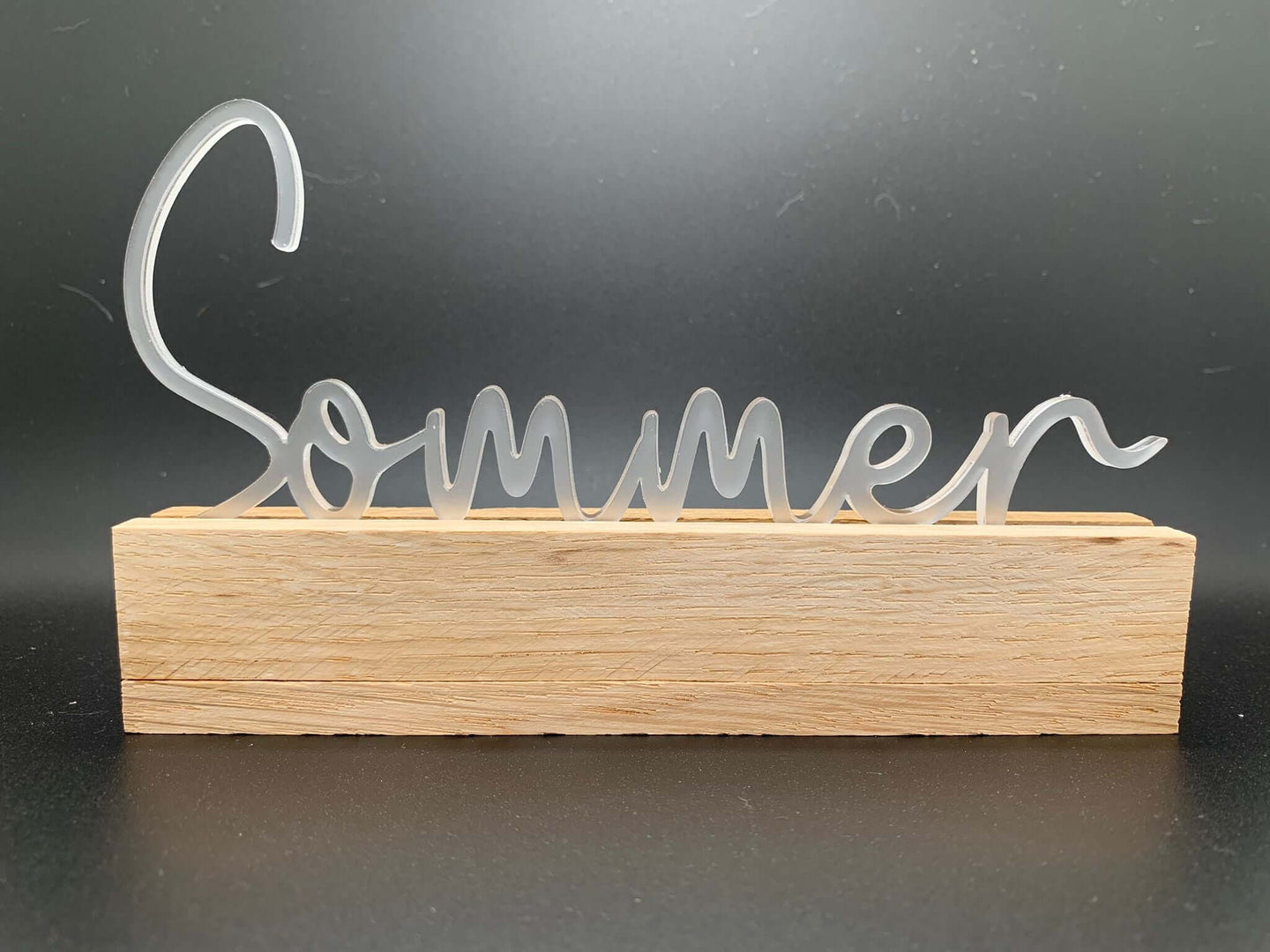 Stylischer Easy-Sticks Acryl Aufsteller mit dem Aufforderung 'Sommer', ideal für eine fröhliche und sonnige Wohnatmosphäre.