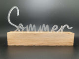 Stylischer Easy-Sticks Acryl Aufsteller mit dem Aufforderung 'Sommer', ideal für eine fröhliche und sonnige Wohnatmosphäre.