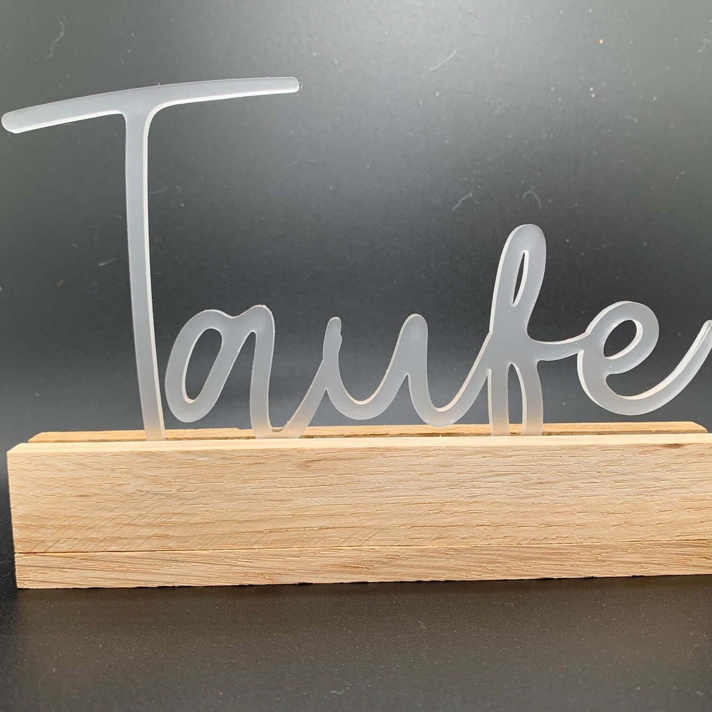 Stylischer Acryl Aufsteller mit dem Schriftzug "Taufe" von Easy-Sticks, perfekt für die Taufe und als festliche Dekoration.