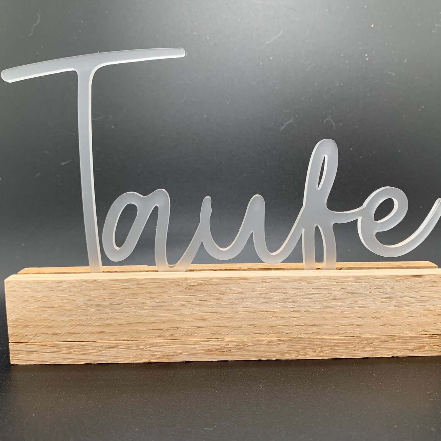Stylischer Acryl Aufsteller mit dem Schriftzug "Taufe" von Easy-Sticks, perfekt für die Taufe und als festliche Dekoration.