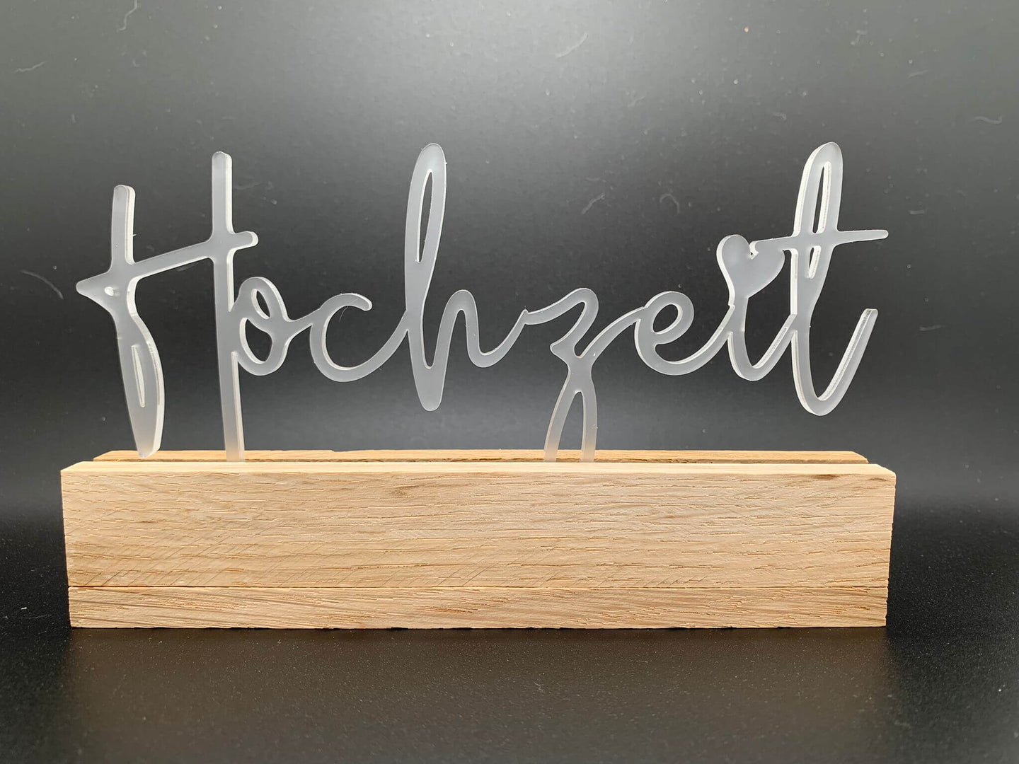 Stylischer Acryl Aufsteller mit dem Schriftzug 'Hochzeit', ideal als Tischdeko, von Easy-Sticks.