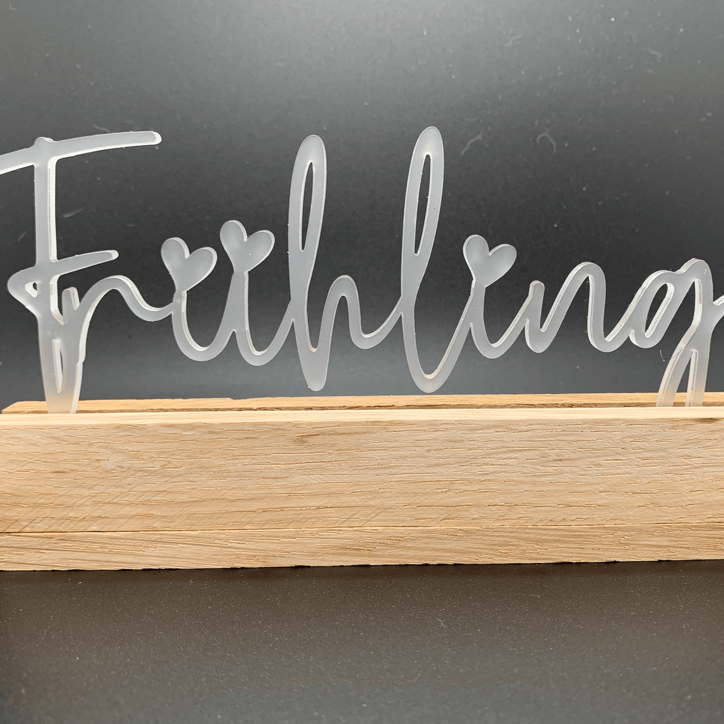 Stylischer Aufsteller "Frühling" von Easy-Sticks aus satiniertem Acryl, der mit liebevollen Herzchen verziert ist, perfekt für Frühlingsdekoration.