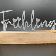 Stylischer Aufsteller "Frühling" von Easy-Sticks aus satiniertem Acryl, der mit liebevollen Herzchen verziert ist, perfekt für Frühlingsdekoration.