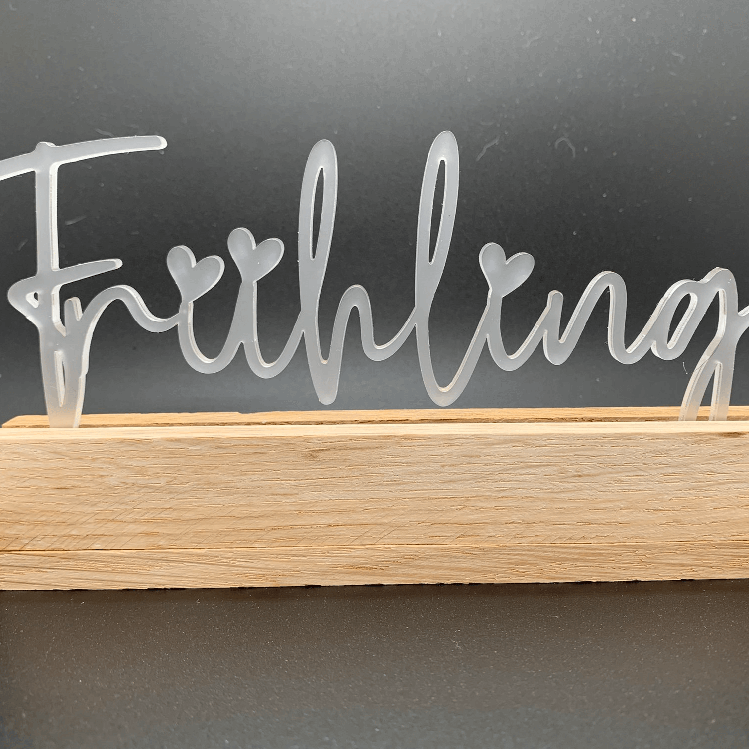Stylischer Aufsteller "Frühling" von Easy-Sticks aus satiniertem Acryl, der mit liebevollen Herzchen verziert ist, perfekt für Frühlingsdekoration.