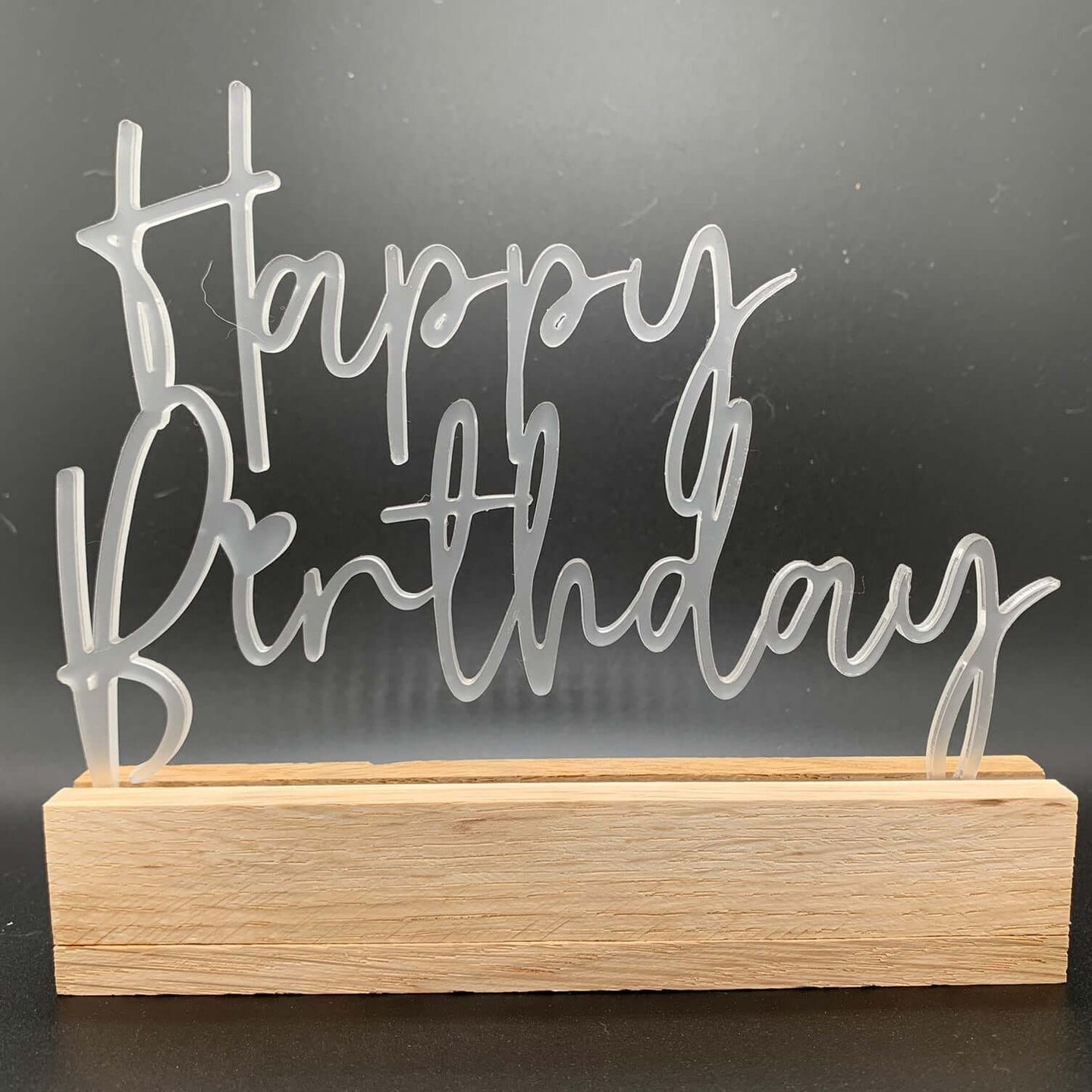 Verschönern Sie Ihre Geburtstagsfeier mit dem Easy-Sticks Acryl Aufsteller "Happy Birthday". Dieser elegante, satinierte Acrylständer mit natürlichem Holzsockel sorgt für eine festliche Atmosphäre.