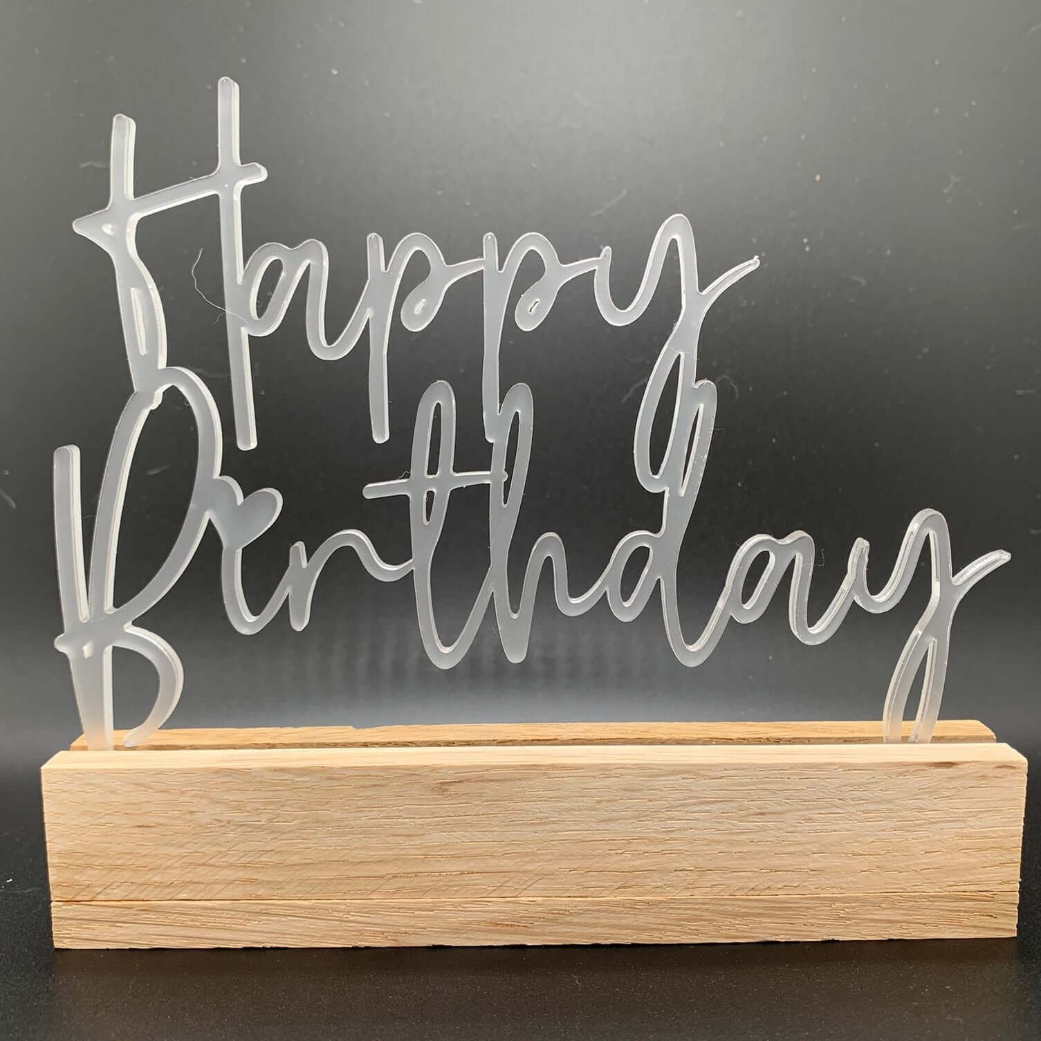 Verschönern Sie Ihre Geburtstagsfeier mit dem Easy-Sticks Acryl Aufsteller "Happy Birthday". Dieser elegante, satinierte Acrylständer mit natürlichem Holzsockel sorgt für eine festliche Atmosphäre.