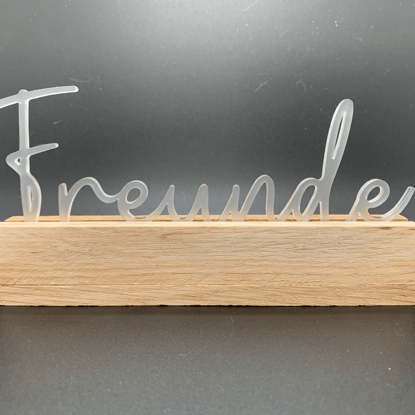 Eleganter Acrylschriftzug "Freunde" von Easy-Sticks auf einem natürlichen Holzsockel, ideal für die Dekoration von handgemachten Kartenhaltern.