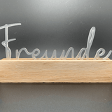 Eleganter Acrylschriftzug "Freunde" von Easy-Sticks auf einem natürlichen Holzsockel, ideal für die Dekoration von handgemachten Kartenhaltern.