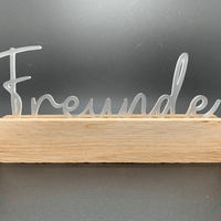 Eleganter Acrylschriftzug "Freunde" von Easy-Sticks auf einem natürlichen Holzsockel, ideal für die Dekoration von handgemachten Kartenhaltern.