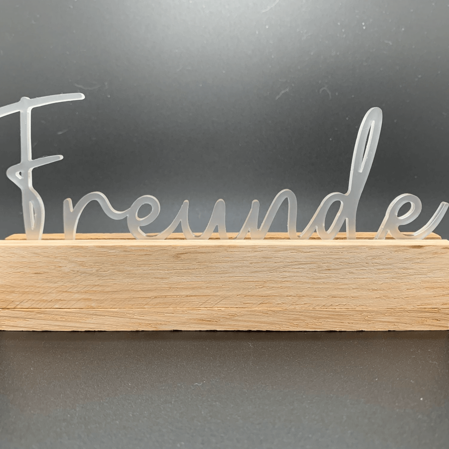 Eleganter Acrylschriftzug "Freunde" von Easy-Sticks auf einem natürlichen Holzsockel, ideal für die Dekoration von handgemachten Kartenhaltern.