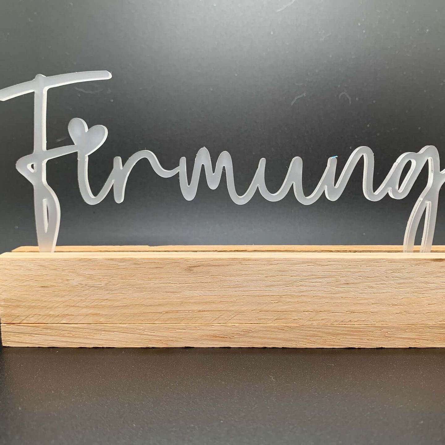 Eleganter Acryl Aufsteller mit dem Schriftzug "Firmung" von Easy-Sticks, ideal als dekorative Ergänzung für Firmungsfeiern oder als persönliches Geschenk.