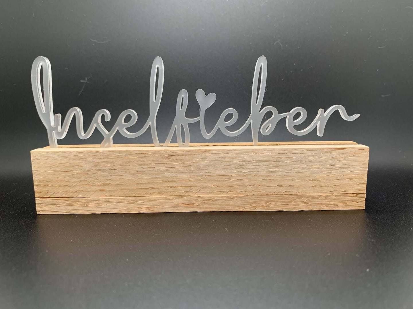 Stylischer Acryl Aufsteller 'Inselfieber' von Easy-Sticks, verleiht jedem Raum Urlaubsflair mit seiner modernen und sommerlichen Schriftart.