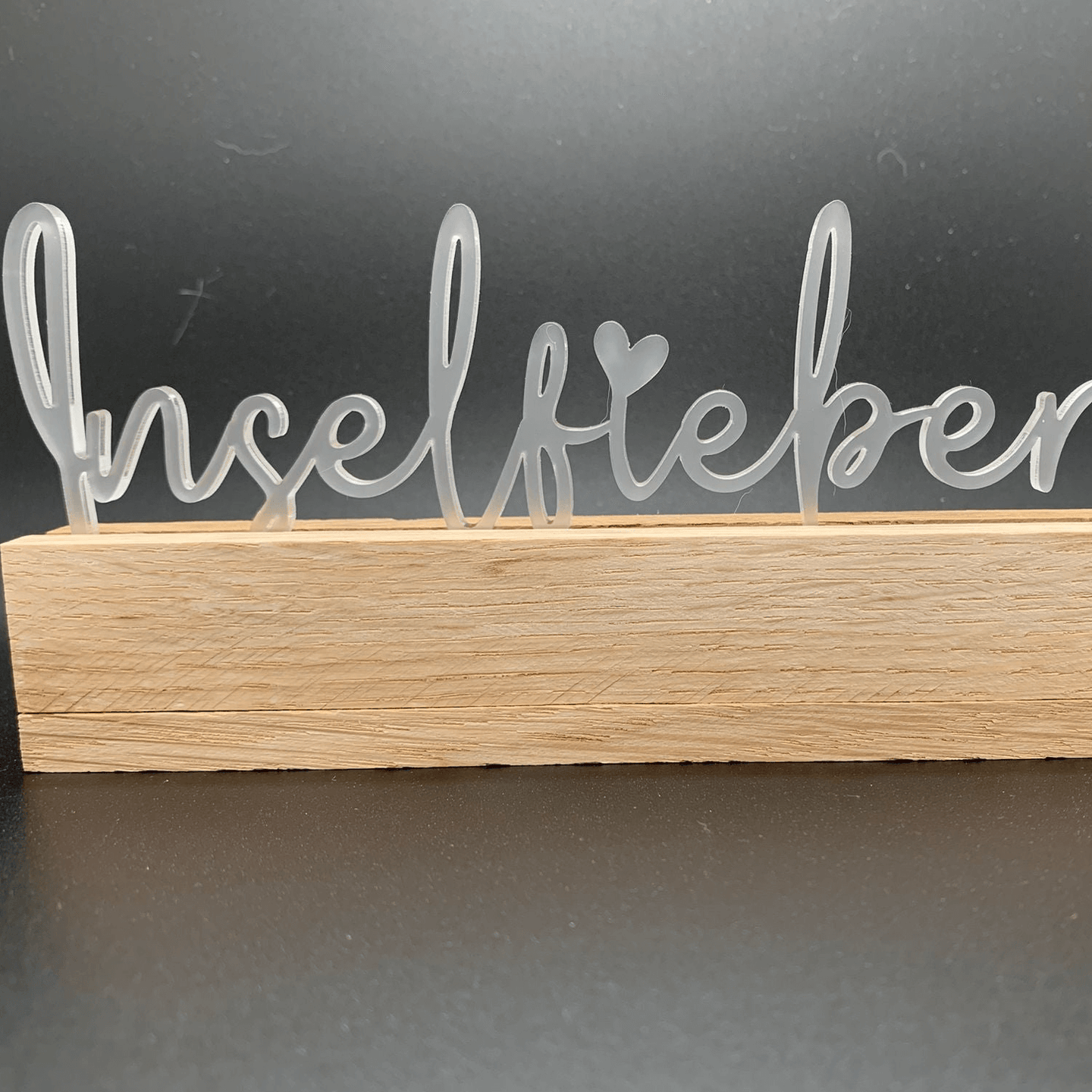 Kreativer Acryl Aufsteller 'Inselfieber' von Easy-Sticks, elegant gestaltet mit einer satinierten Oberfläche und einer Holzunterlage, ideal für tropische Dekoration.