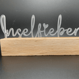 Kreativer Acryl Aufsteller 'Inselfieber' von Easy-Sticks, elegant gestaltet mit einer satinierten Oberfläche und einer Holzunterlage, ideal für tropische Dekoration.
