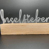 Kreativer Acryl Aufsteller 'Inselfieber' von Easy-Sticks, elegant gestaltet mit einer satinierten Oberfläche und einer Holzunterlage, ideal für tropische Dekoration.