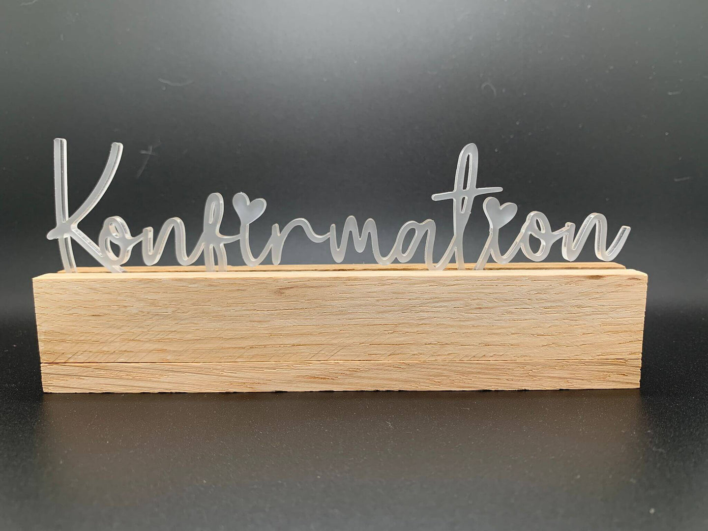 Schicker Acryl Aufsteller "Konfirmation" von Easy-Sticks, moderne Schriftgestaltung mit Herzmotiven, ideal für festliche Anlässe.