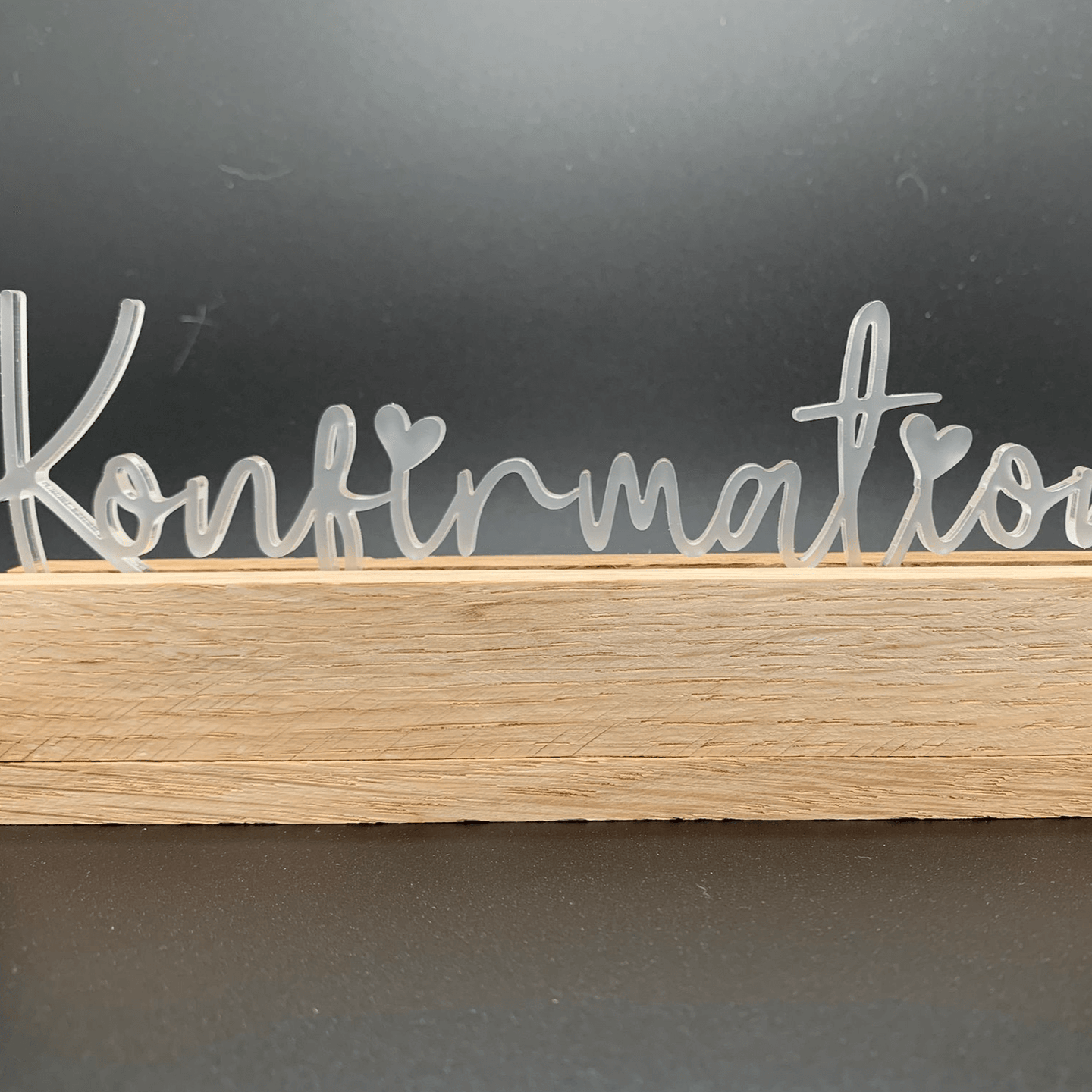 Eleganter Acryl Aufsteller "Konfirmation" von Easy-Sticks, stilvolle Dekoration mit satinierten Buchstaben auf einem Holzsockel.