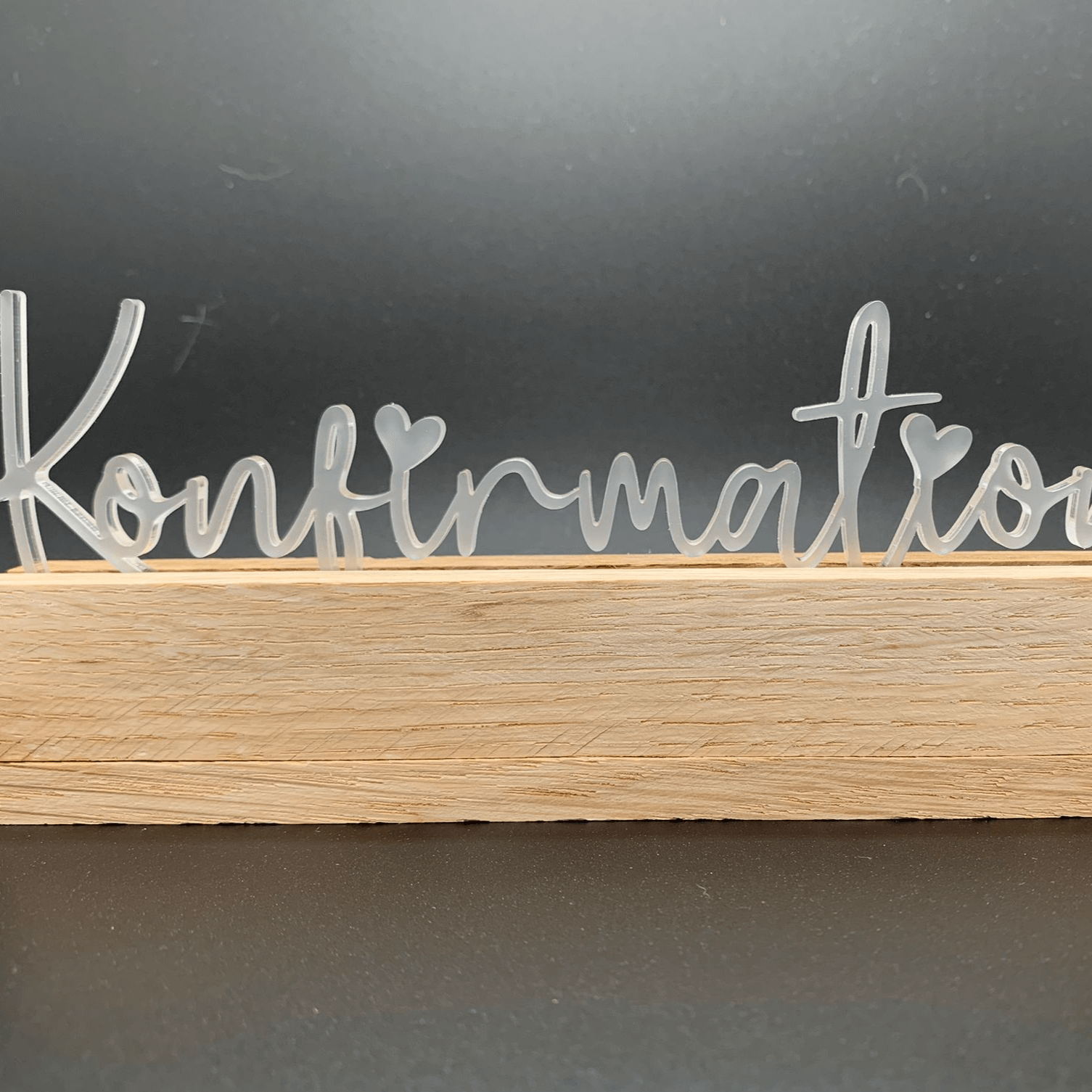 Eleganter Acryl Aufsteller "Konfirmation" von Easy-Sticks, stilvolle Dekoration mit satinierten Buchstaben auf einem Holzsockel.