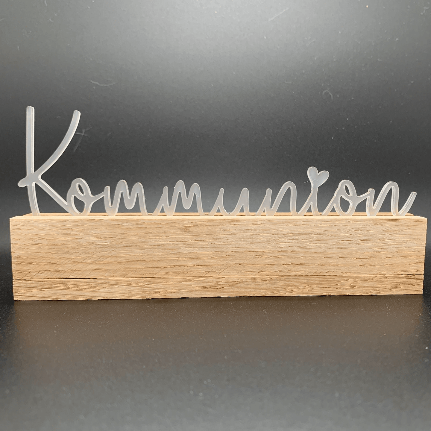 Eleganter Easy-Sticks Acryl Aufsteller mit dem Schriftzug "Kommunion" auf Holzsockel, ideal für die Erstkommunion-Dekoration.