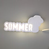 Minimalistisches Lichtobjekt mit dem Schriftzug "Sommer" und einer Palme, erzeugt eine entspannte Atmosphäre. Hergestellt von Easy-Sticks.