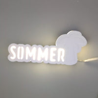 Minimalistisches Lichtobjekt mit dem Schriftzug "Sommer" und einer Palme, erzeugt eine entspannte Atmosphäre. Hergestellt von Easy-Sticks.