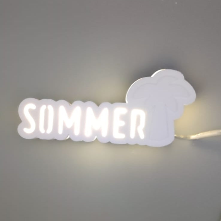 Minimalistisches Lichtobjekt mit dem Schriftzug "Sommer" und einer Palme, erzeugt eine entspannte Atmosphäre. Hergestellt von Easy-Sticks.