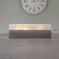 Schön beleuchteter acryl Easystick HERZENSMENSCH von Easy-Sticks, eine stilvolle Ergänzung für die häusliche Dekoration.