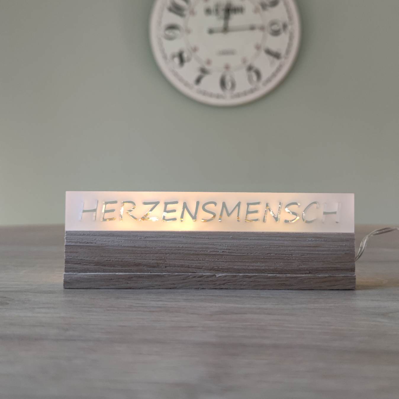 Elegant acryl Easystick mit engraved Schriftzug HERZENSMENSCH von Easy-Sticks, perfekt für die Dekoration im Wohnzimmer oder Esszimmer.