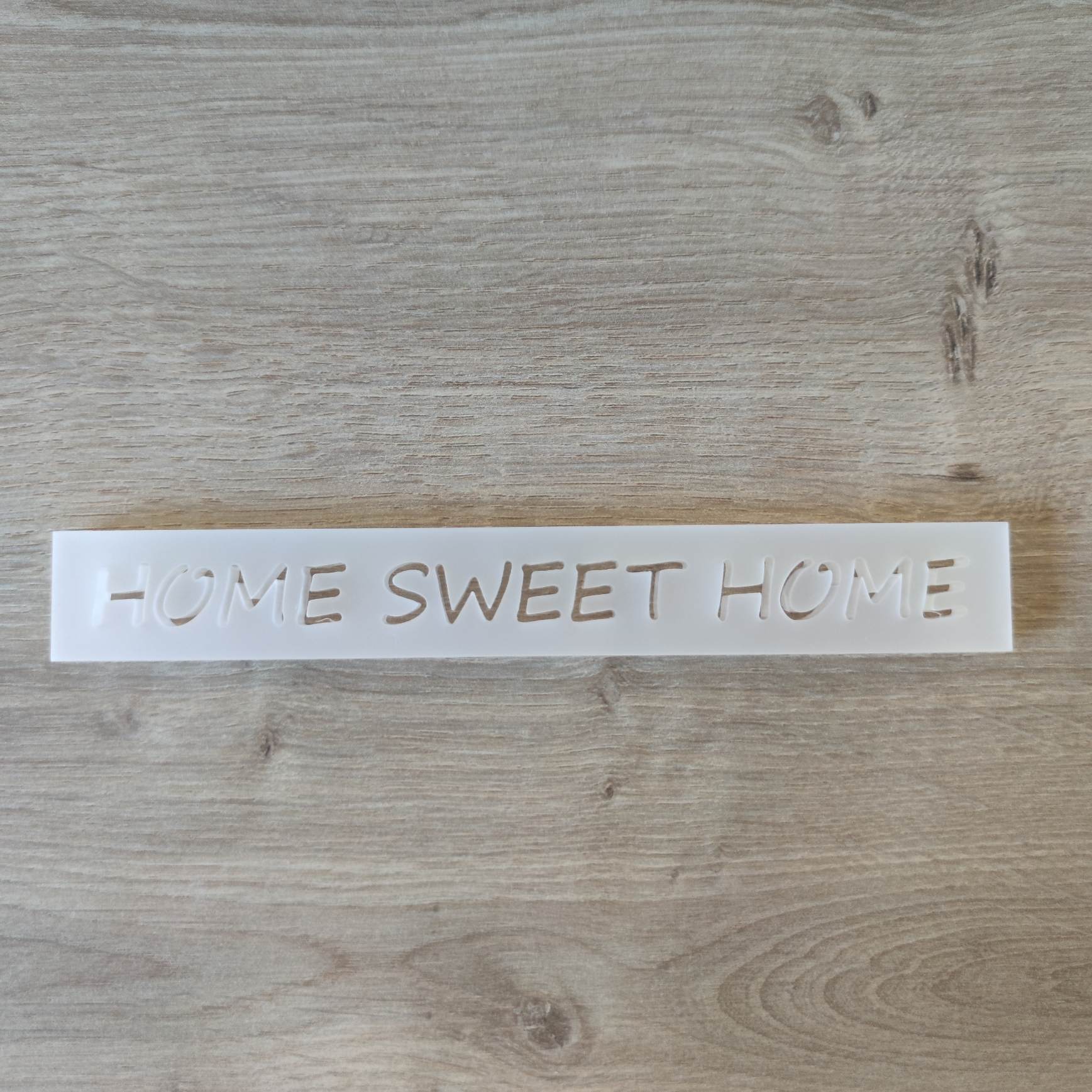 Acryl-Easy-Stick in transparenter Ausführung mit der Aufschrift 'HOME SWEET HOME', von Easy-Sticks, für verschiedene DIY-Projekte.