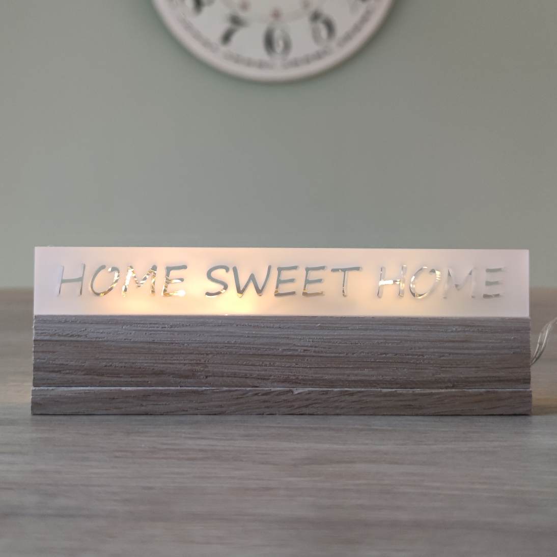 Beleuchteter Acryl Easy-Stick mit dem Schriftzug 'HOME SWEET HOME', perfekt für die Dekoration von Easy-Sticks.