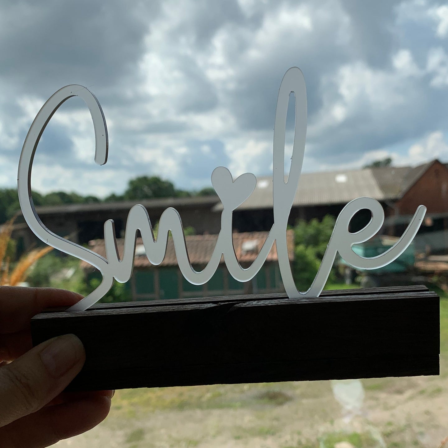 Handgehaltene Acryl Deko 'Smile' von Easy-Sticks, perfekt für Fensterbilder und wohnliche Akzente, mit natürlichem Hintergrund.
