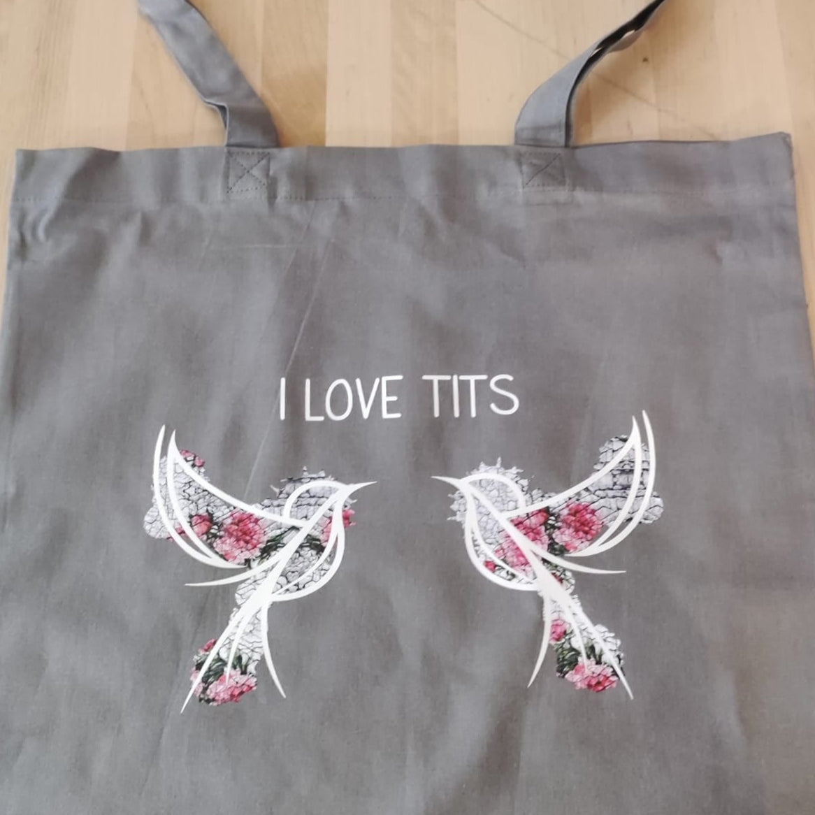 Schicke Einkaufsbeutel mit floralem Design und dem Schriftzug "I love Tits" von easy-sticks, perfekt für umweltfreundliche Einkäufe.