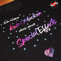 T-Shirt in Schwarz mit buntem Aufdruck 'Ich habe kleine Macken das sind Special Effects' von easy-sticks, perfekt für kreative Ausdrucksmöglichkeiten.
