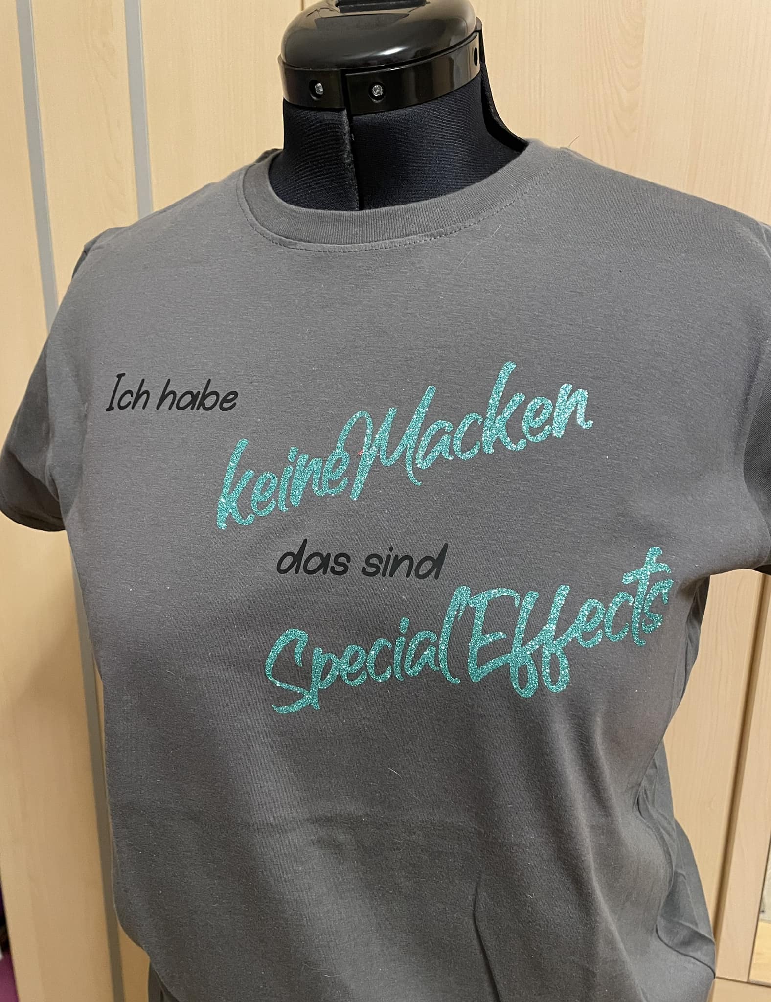 Trendiges T-Shirt mit dem Motiv "Ich habe keine Macken das sind Special Effects" von easy-sticks, für einen individuellen Look.