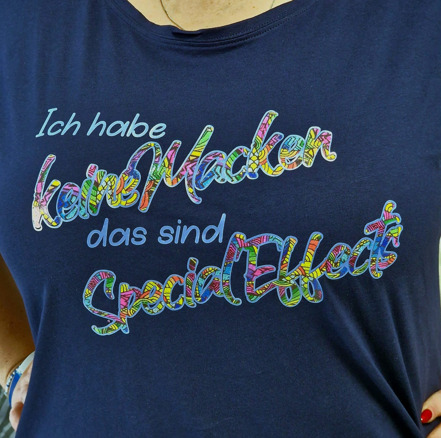 T-Shirt mit dem Aufdruck 'Ich habe kleine Macken das sind Special Effects' von easy-sticks, ideal für kreative DIY-Projekte.
