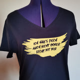 Elegantes schwarzes V-Ausschnitt-T-Shirt mit dem Spruch 'Ich hab's doch auch nicht immer leicht mit mir', designt von easy-sticks.