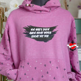 Rosa Hoodie mit dem Spruch 'Ich hab's doch auch nicht immer leicht mit mir', gestaltet von easy-sticks.