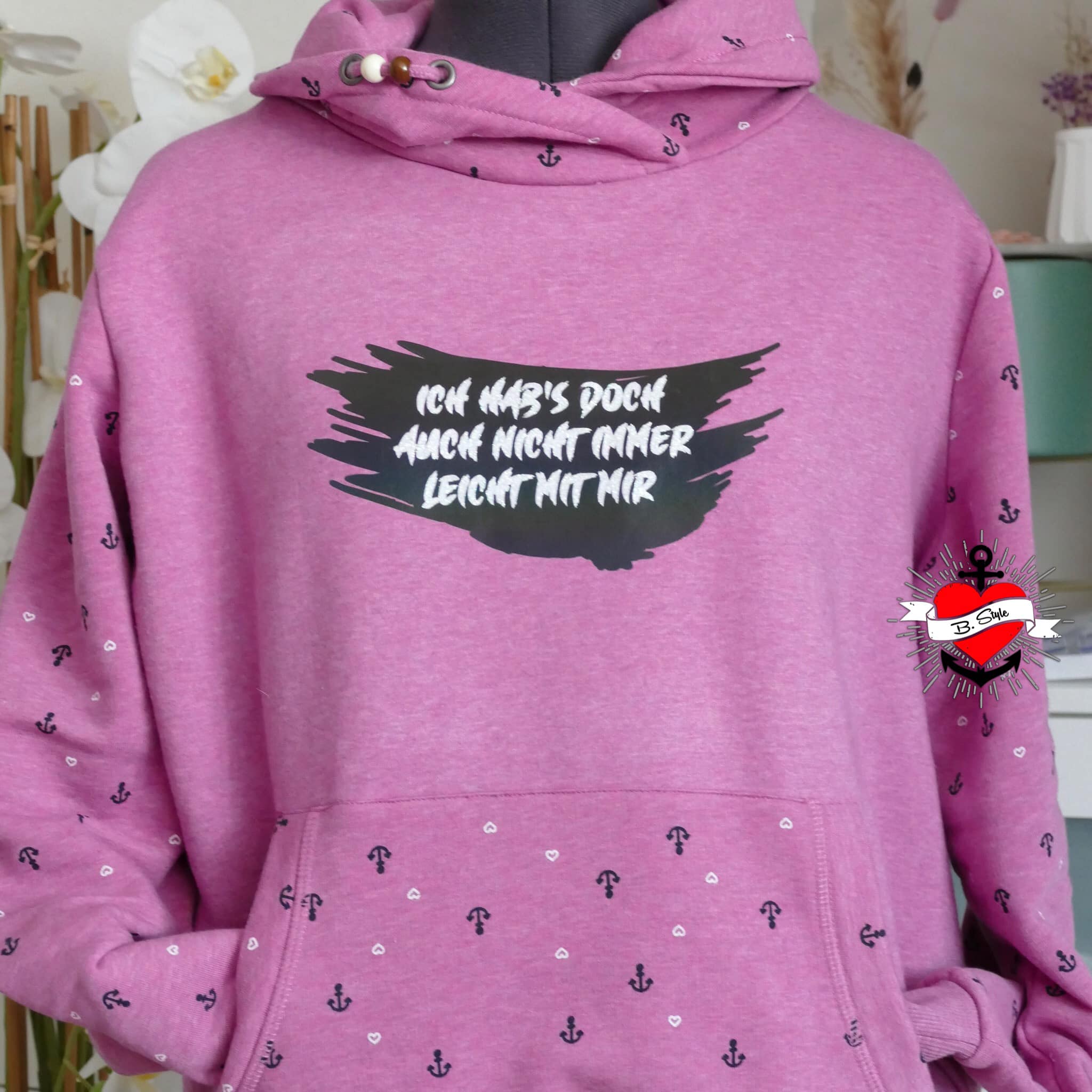 Rosa Hoodie mit dem Spruch 'Ich hab's doch auch nicht immer leicht mit mir', gestaltet von easy-sticks.