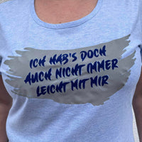 Frau in einem blauen T-Shirt mit dem Aufdruck "Ich hab's doch auch nicht immer leicht mit mir" von easy-sticks, geeignet für individuelle Bastelideen.