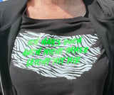 Schwarzes T-Shirt mit einem auffälligen Design und dem Text 'Ich hab's doch auch nicht immer leicht mit mir', kreiert von easy-sticks.