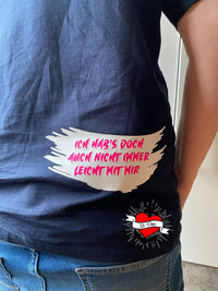 Schwarzes T-Shirt mit dem Aufdruck 'Ich hab's doch auch nicht immer leicht mit mir', ein einzigartiges Design von easy-sticks.